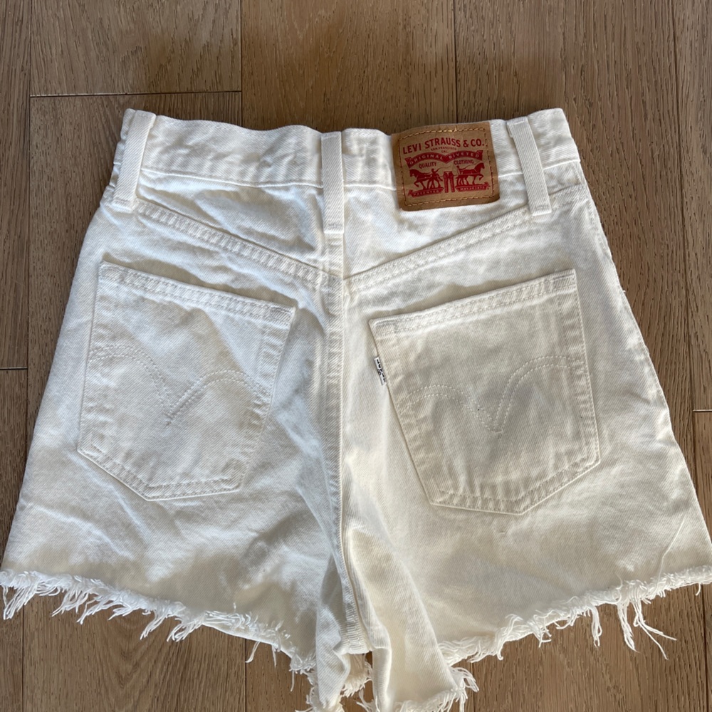 White Levi shorts size 24